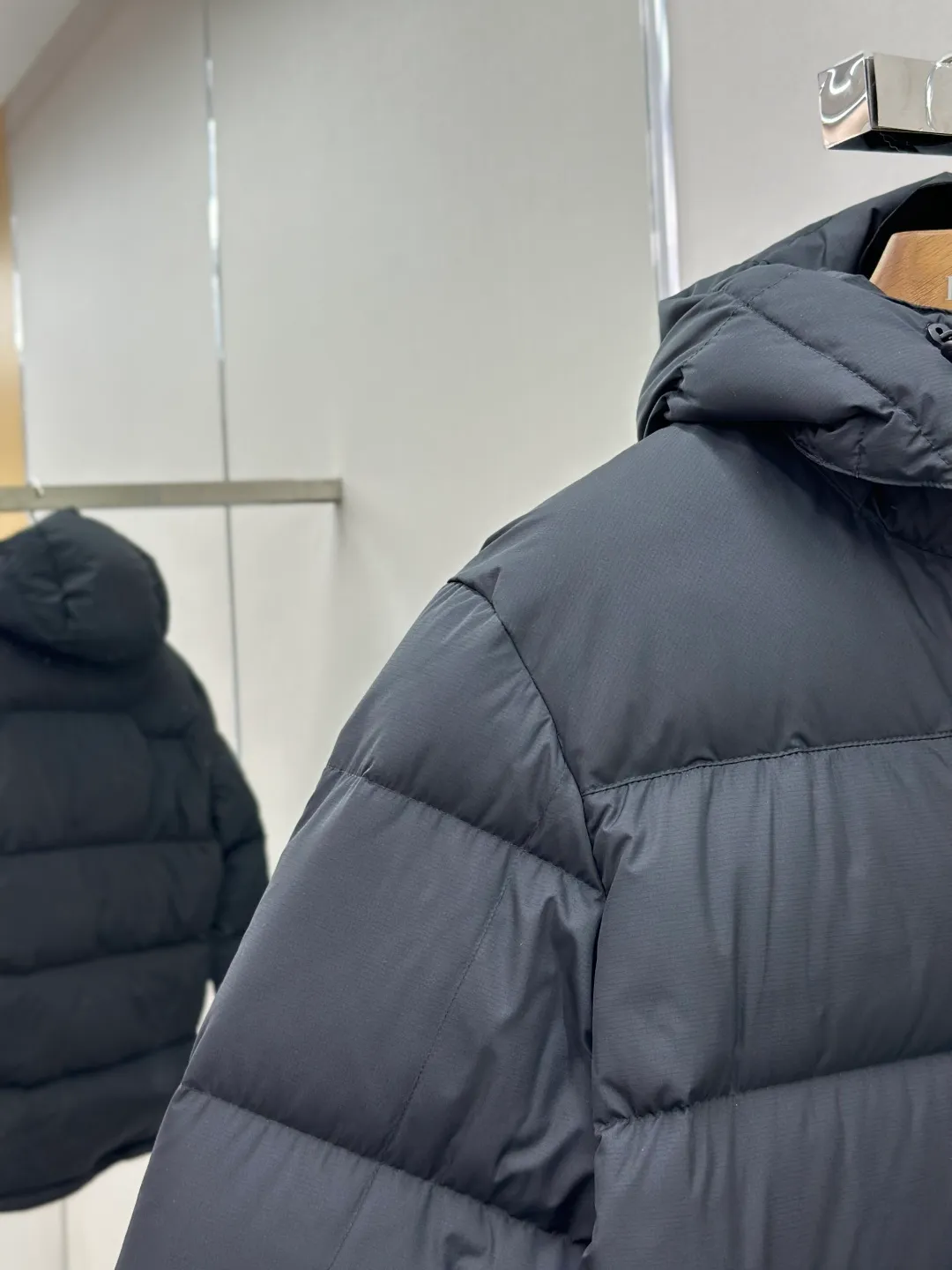 P950 Rah Lauren Classic Red Label Down Jacket. The nylon fabric has good windproof and waterproof properties, which can effectively block the intrusion of wind and rain from the outside and keep the inside dry. It is suitable for wearing in humid or rainy environments.  The chest label uses an imported MEO embroidery machine. It first scans the original pattern and then uses high-quality silk thread to make a pattern. The density effect is adjusted by continuous pattern making.  Detachable: Equipped with detachable nylon, users can easily disassemble or install it according to weather changes or personal preferences, which is both practical and convenient.  Exquisite details: the zipper design is simple and elegant, easy to operate; the closing design of the cuffs and hem effectively prevents the intrusion of cold wind, improving the warmth and comfort of wearing.   High-quality filling: 90 white duck down is selected, with a weight of 260g, ensuring excellent thermal insulation performance. After strict screening and treatment, the velvet is not easy to drill, ensuring durability. The hangtags, wash marks, air holes, and snap buttons are all custom-made from original molds.    Size: S-XL